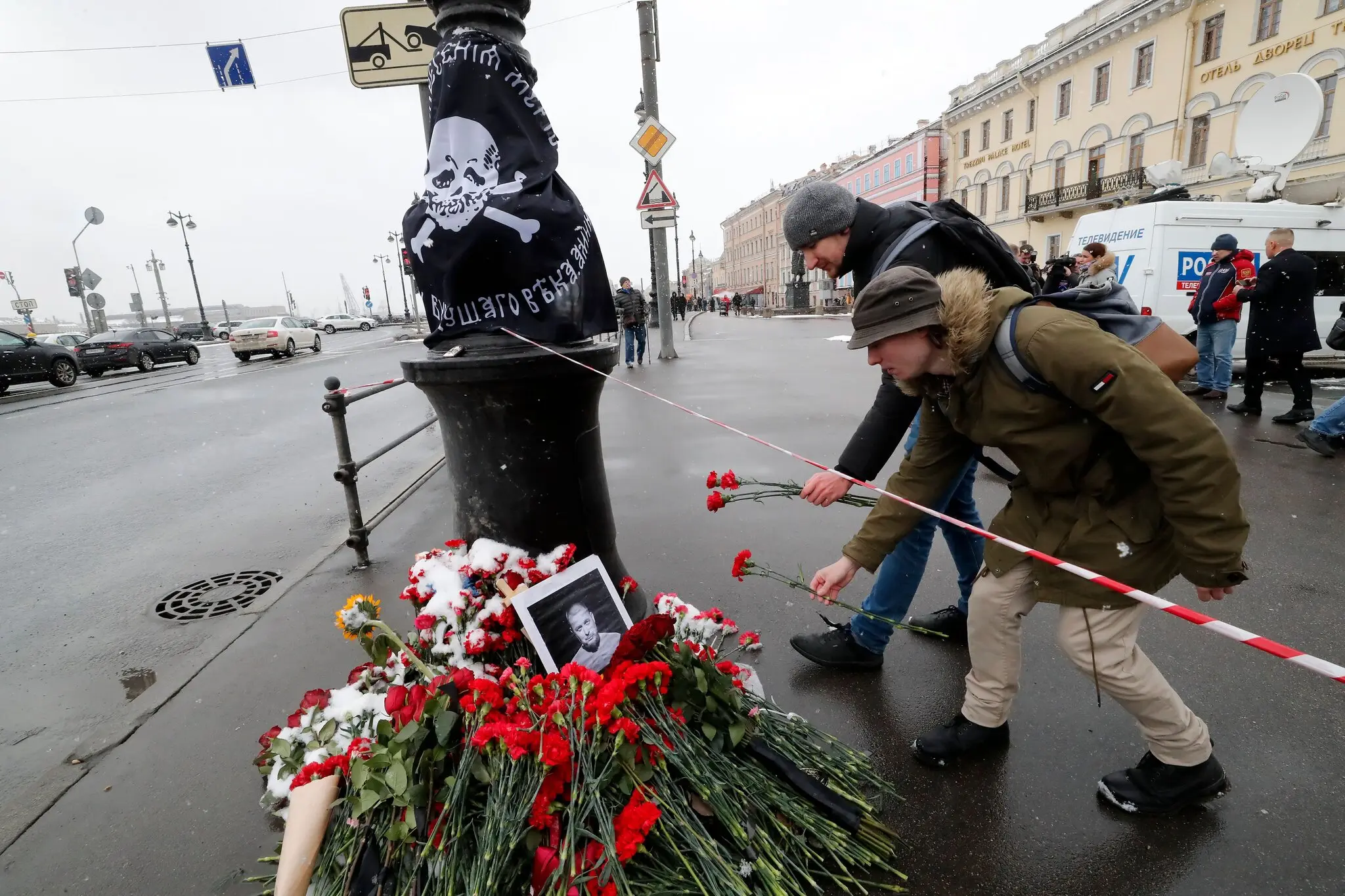 Покладання квітів до імпровізованого меморіалу російському блогеру Владлену Татарському в Санкт-Петербурзі в понеділок.